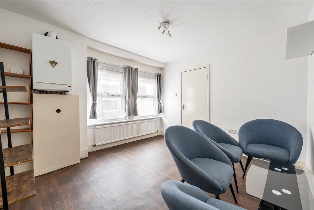 Property photo 2 of 20 Green Street, E7