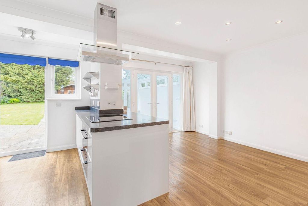 Property photo 3 of 18 Kitchen