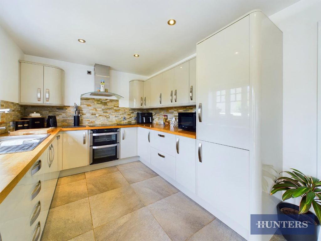 Property photo 2 of 18 Kitchen