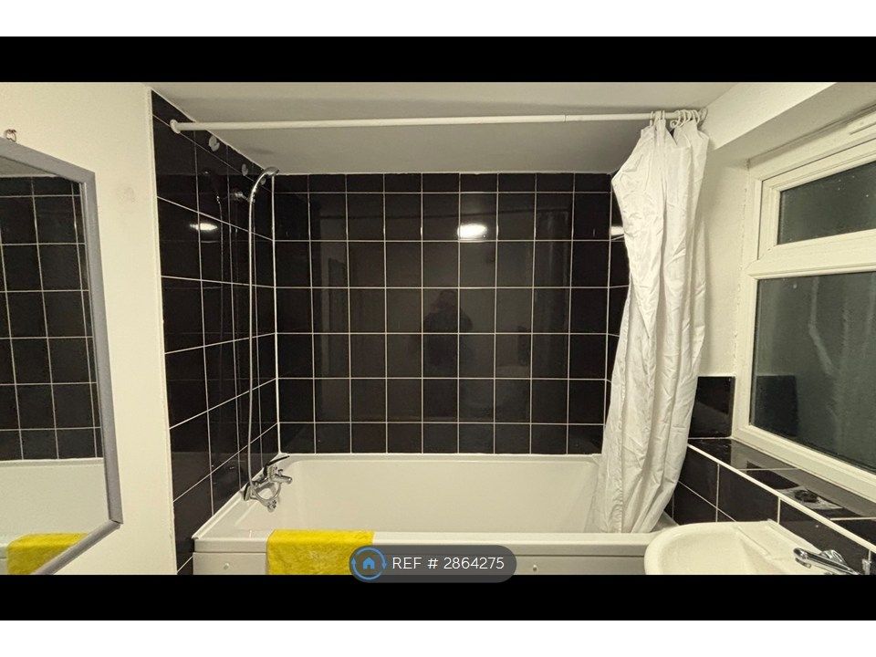 Property photo 3 of 18 Bathroom