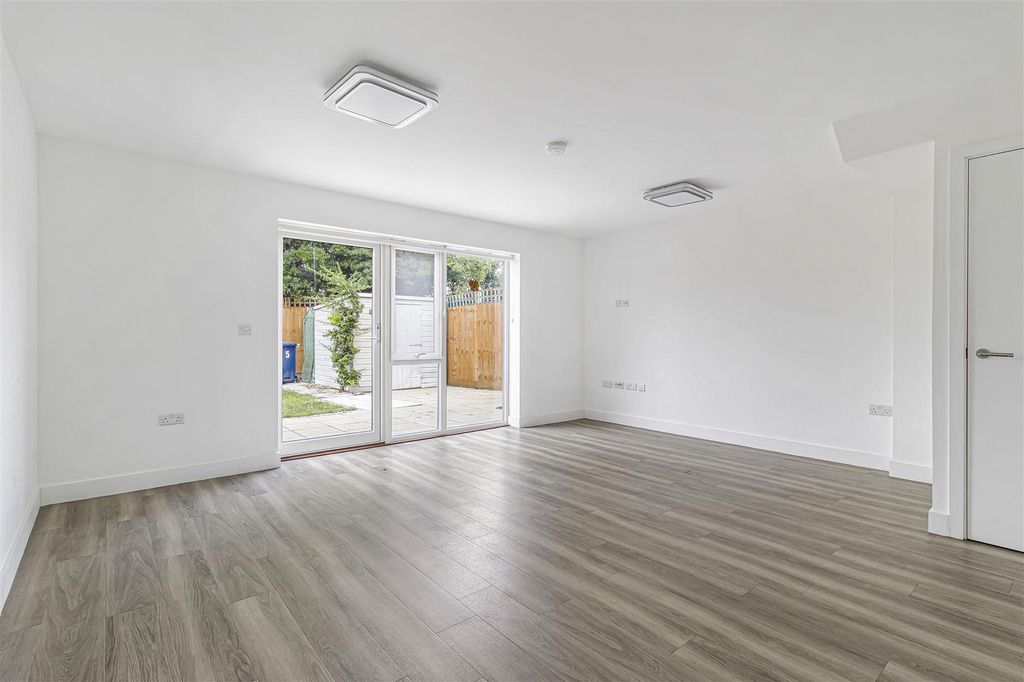 Property photo 3 of 15 11_58073.Jpg