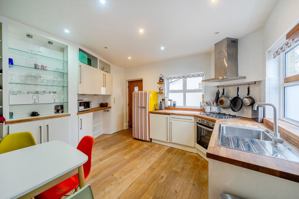 Property photo 3 of 19 Kitchen