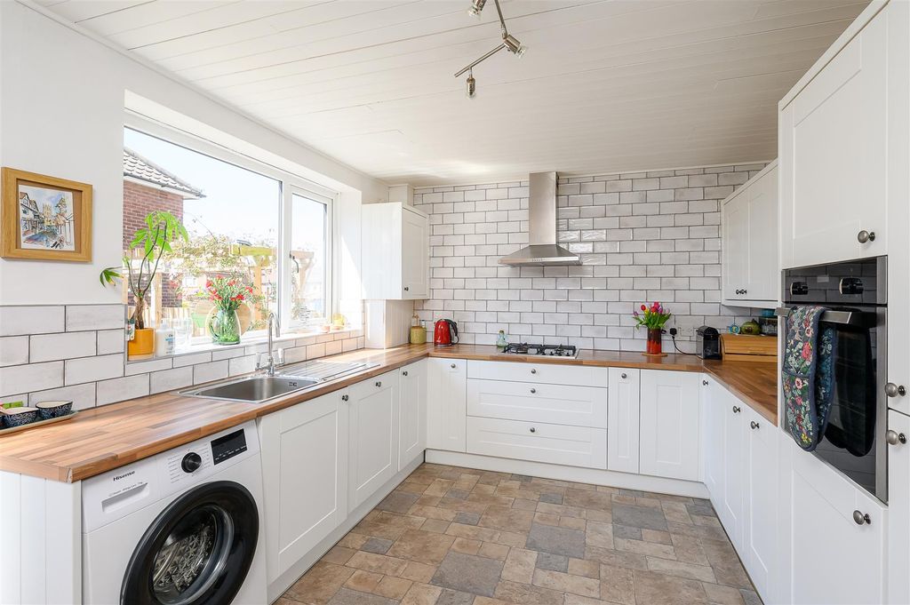 Property photo 3 of 19 Kitchen