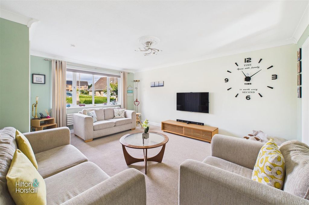Property photo 2 of 21 Leyland Close