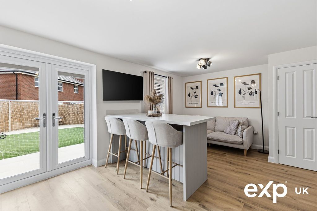 Property photo 2 of 31