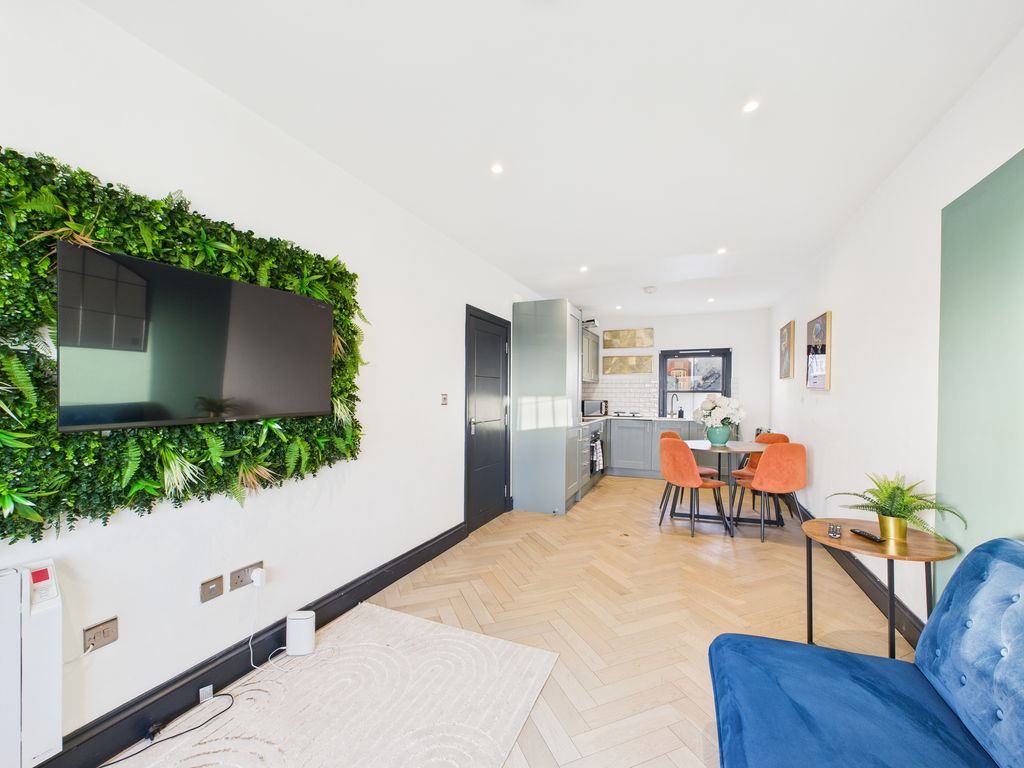 Property photo 1 of 12 Cam04693G0-Pr0085-Still020