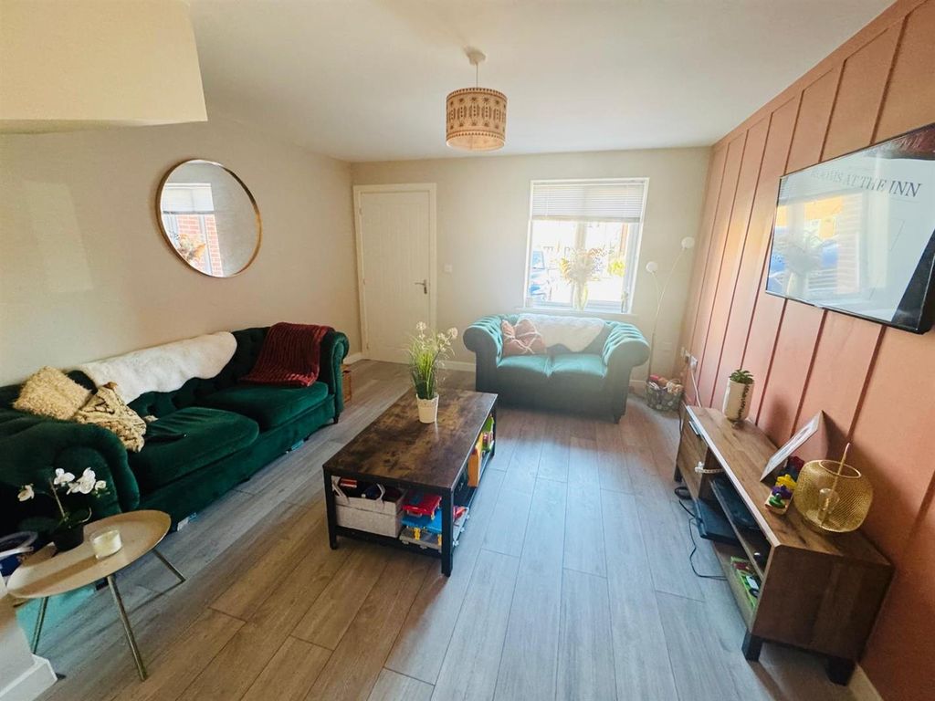 Property photo 3 of 12 Lounge