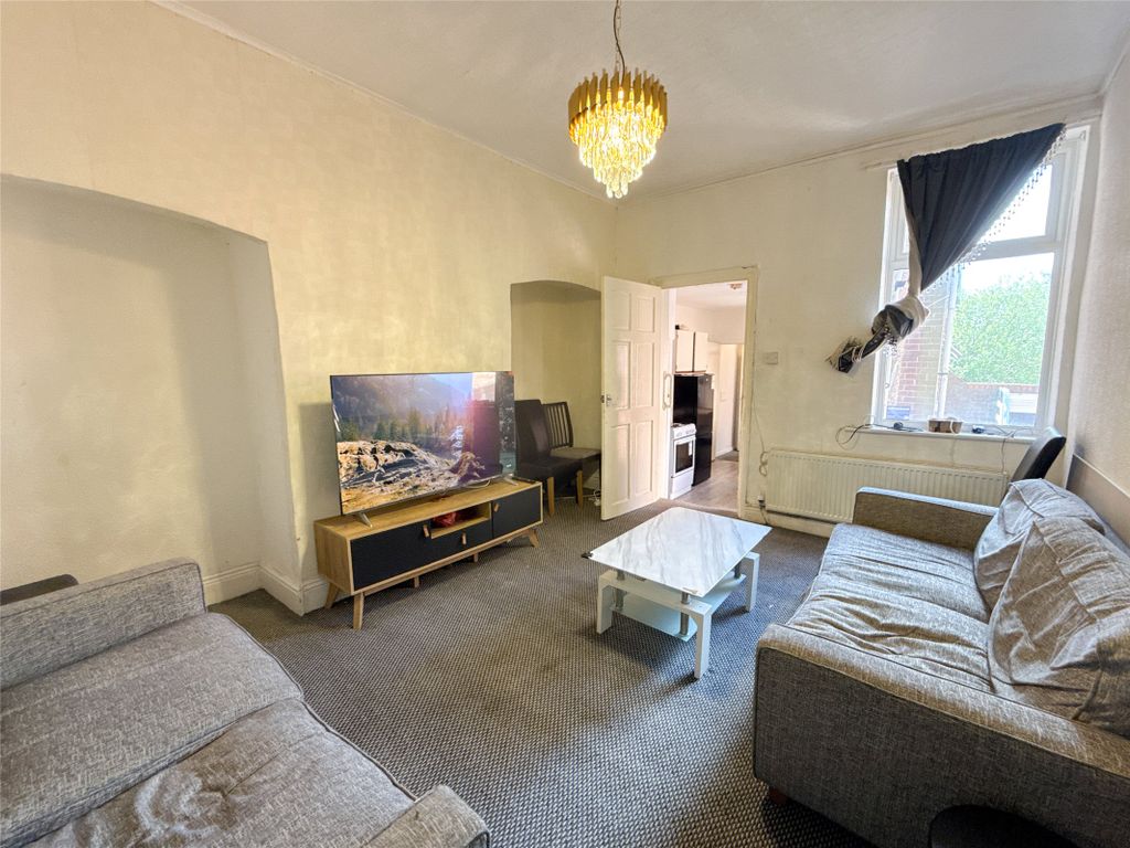 Property photo 2 of 17 Lounge