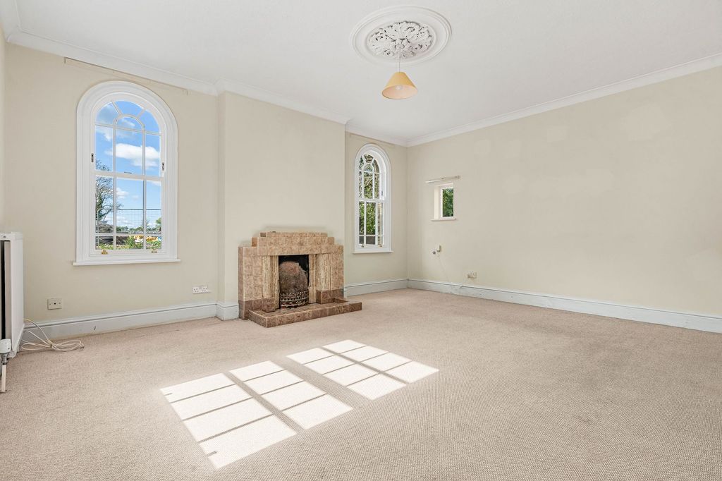 Property photo 2 of 27