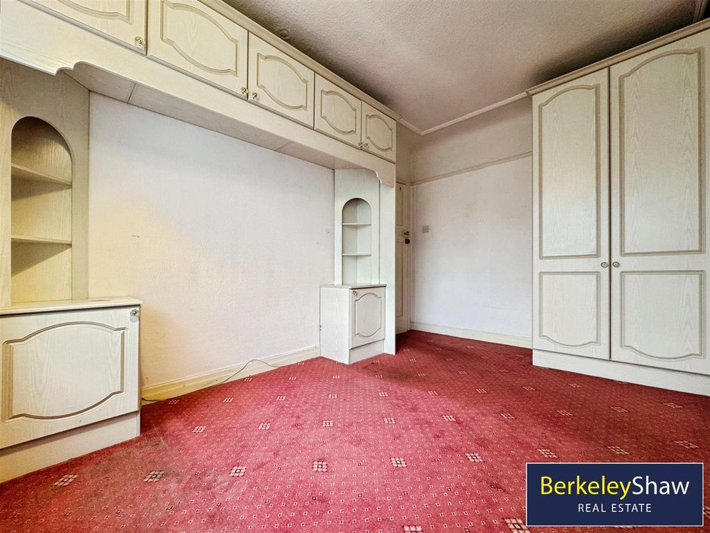 Property photo 2 of 18 Bedroom 1 (2)