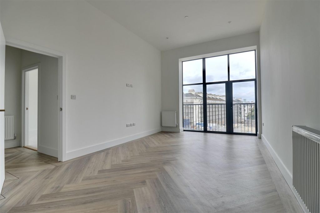 Property photo 2 of 9 F5E624E5-F49C-4Ab7-8B1D-5D743E20Db5F_1_201_A.Jpeg