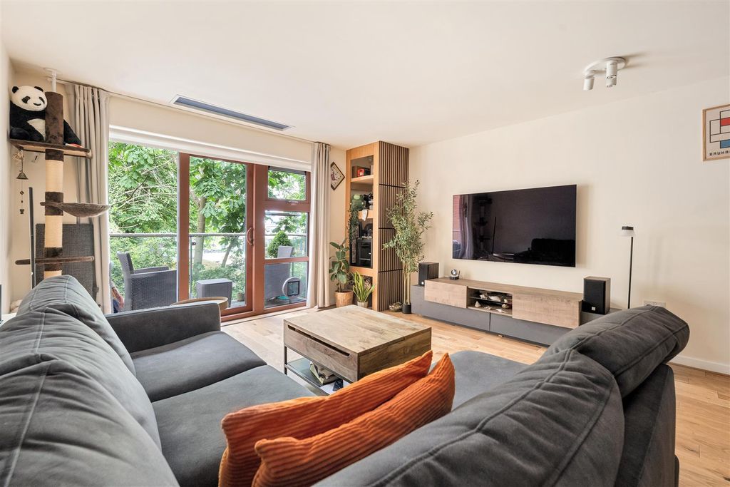 Property photo 1 of 27 Queen Mary Avenue, E18