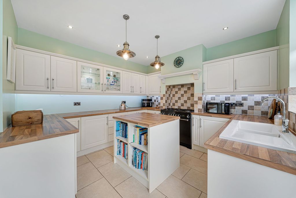 Property photo 2 of 40