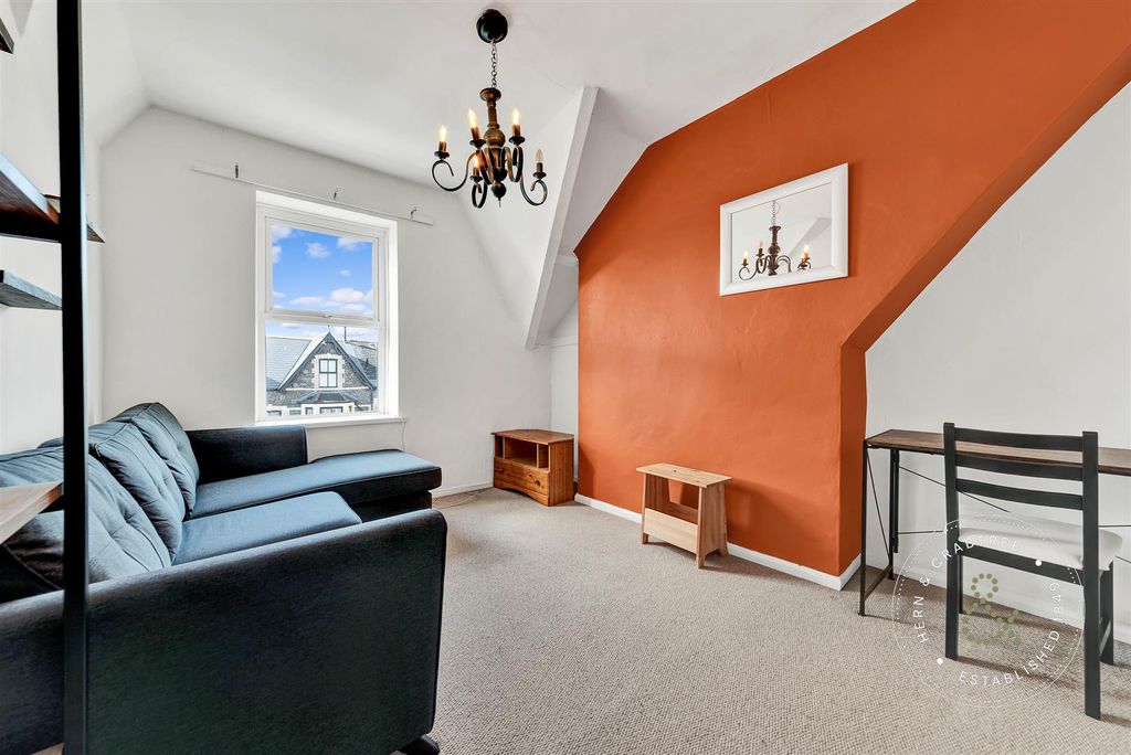 Property photo 2 of 11 Kings-Road-02.Jpg