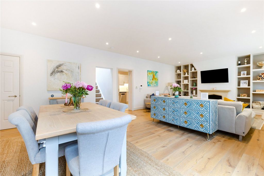 Property photo 3 of 16 Dining Area