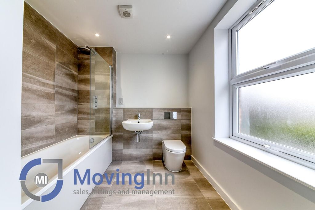Property photo 3 of 10 Bathroom