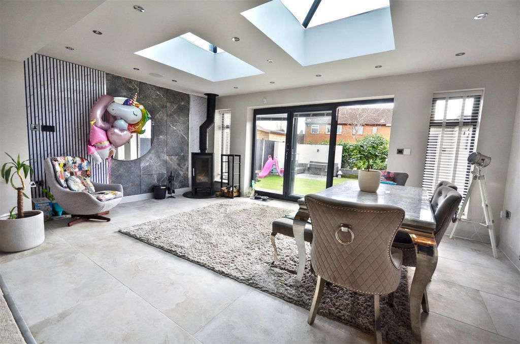 Property photo 2 of 22 Garden Room