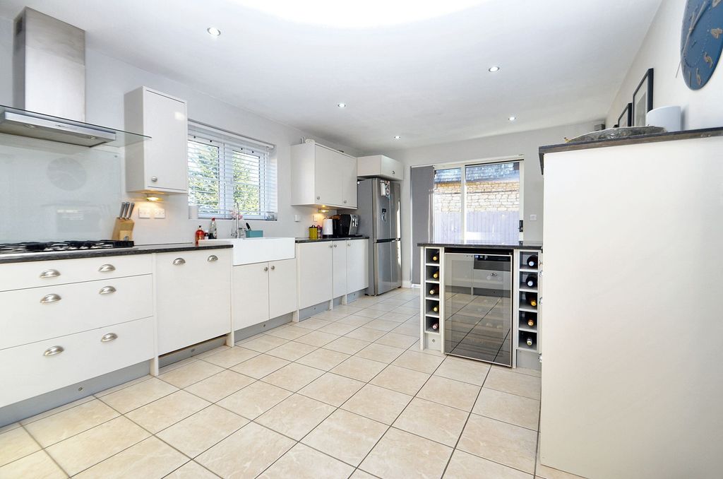 Property photo 2 of 24 Kitchen/Breakfast Room