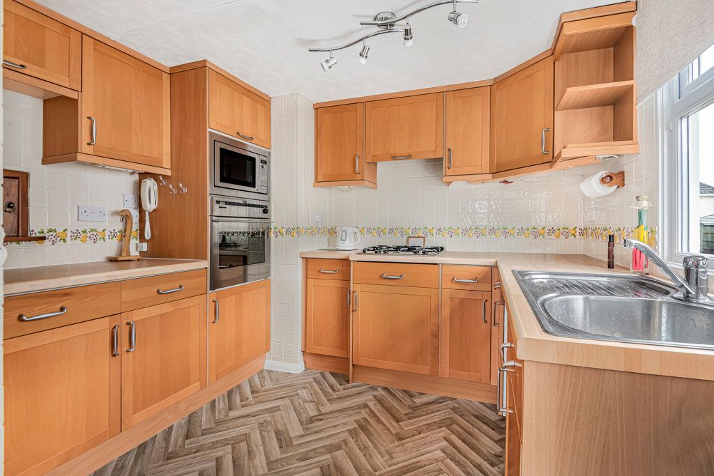 Property photo 3 of 18 Kitchen