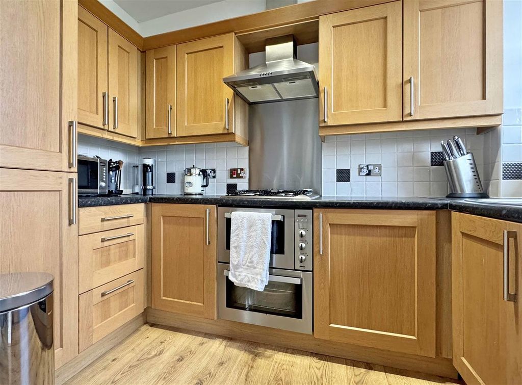 Property photo 3 of 14 Kitchen B.Jpg
