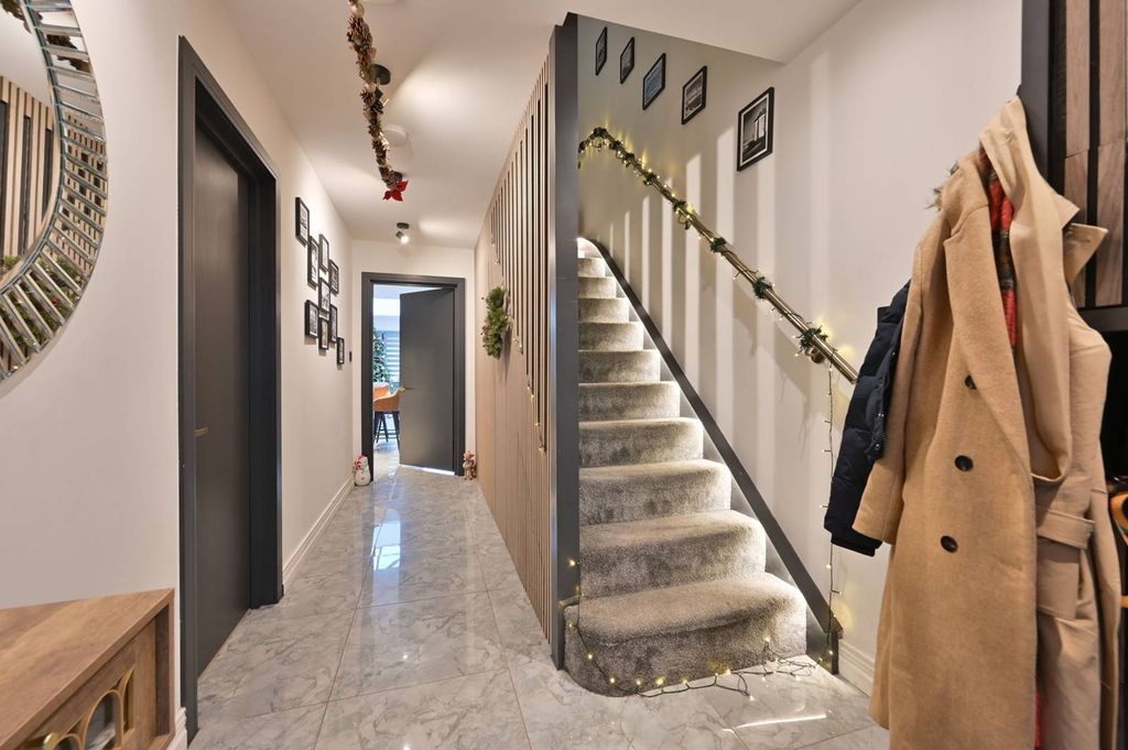 Property photo 3 of 31