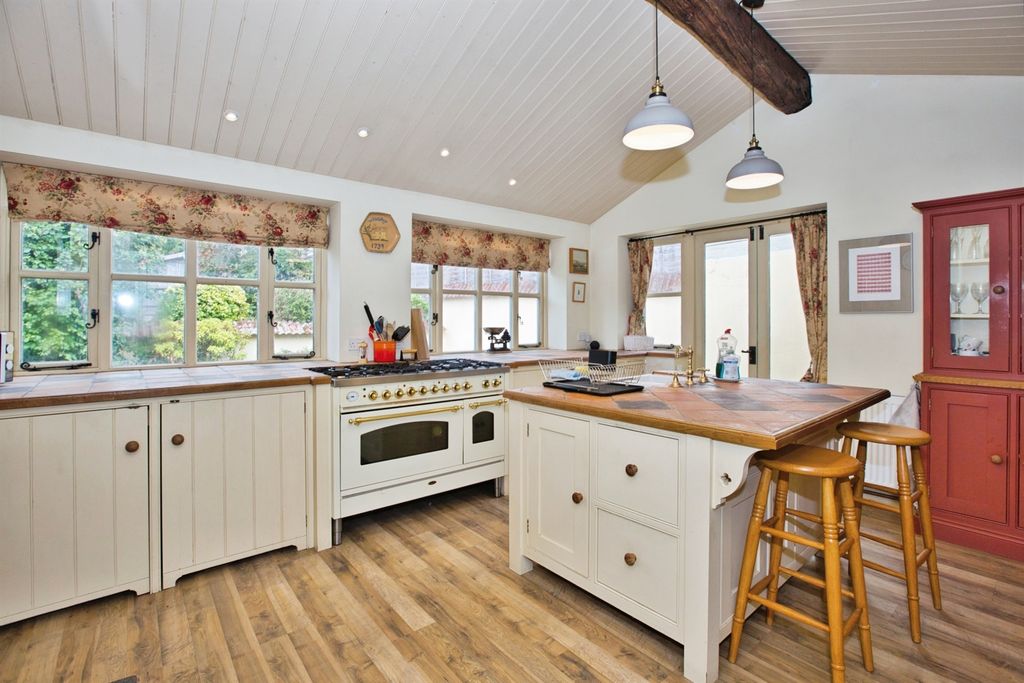 Property photo 2 of 17
