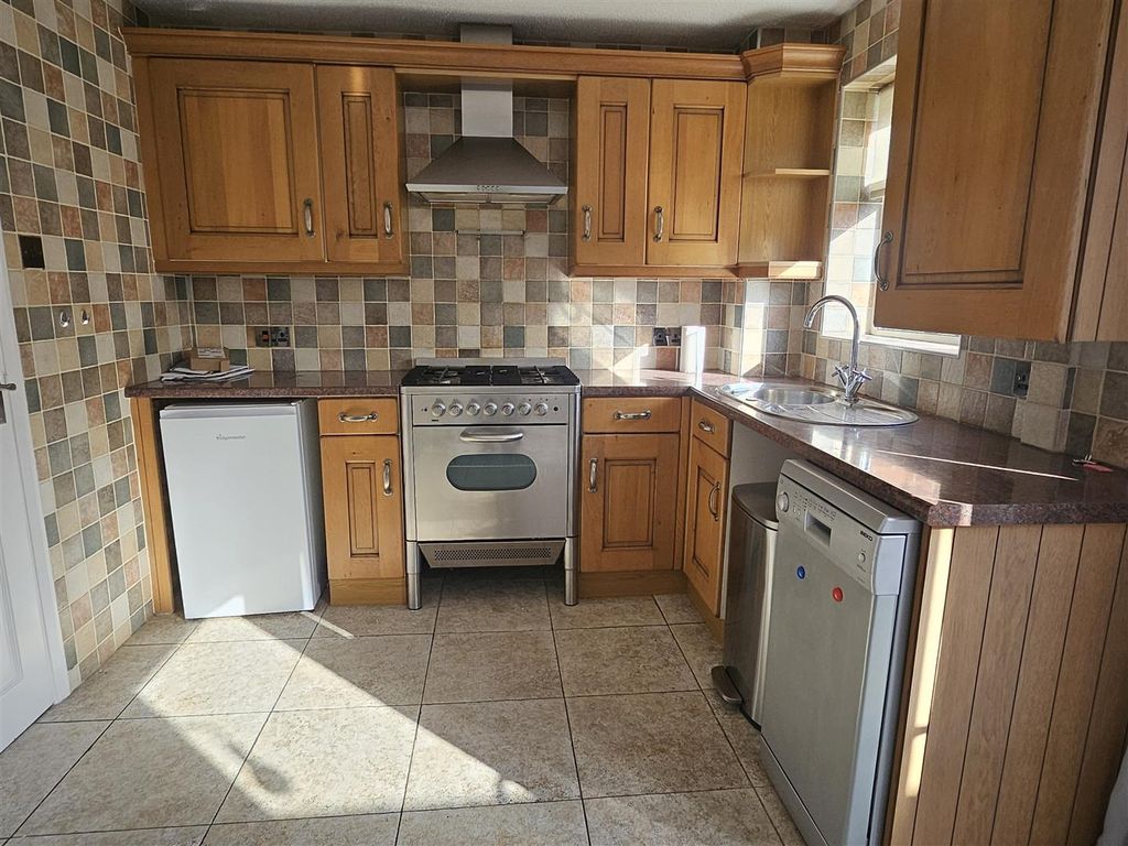 Property photo 3 of 8 Kitchen