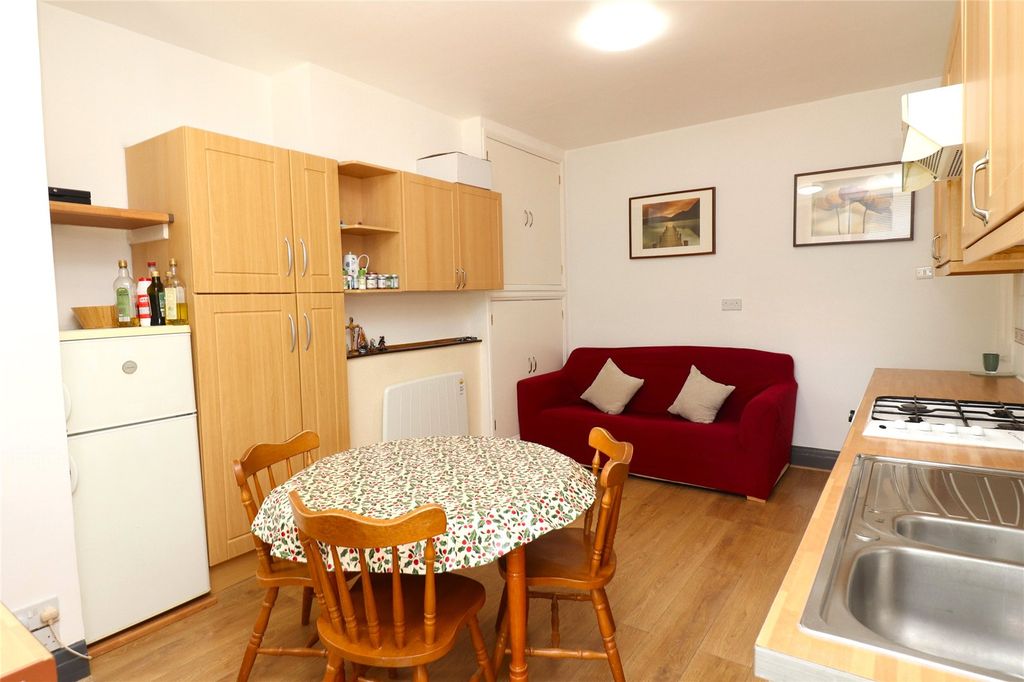 Property photo 3 of 10 Kitchen Lounge