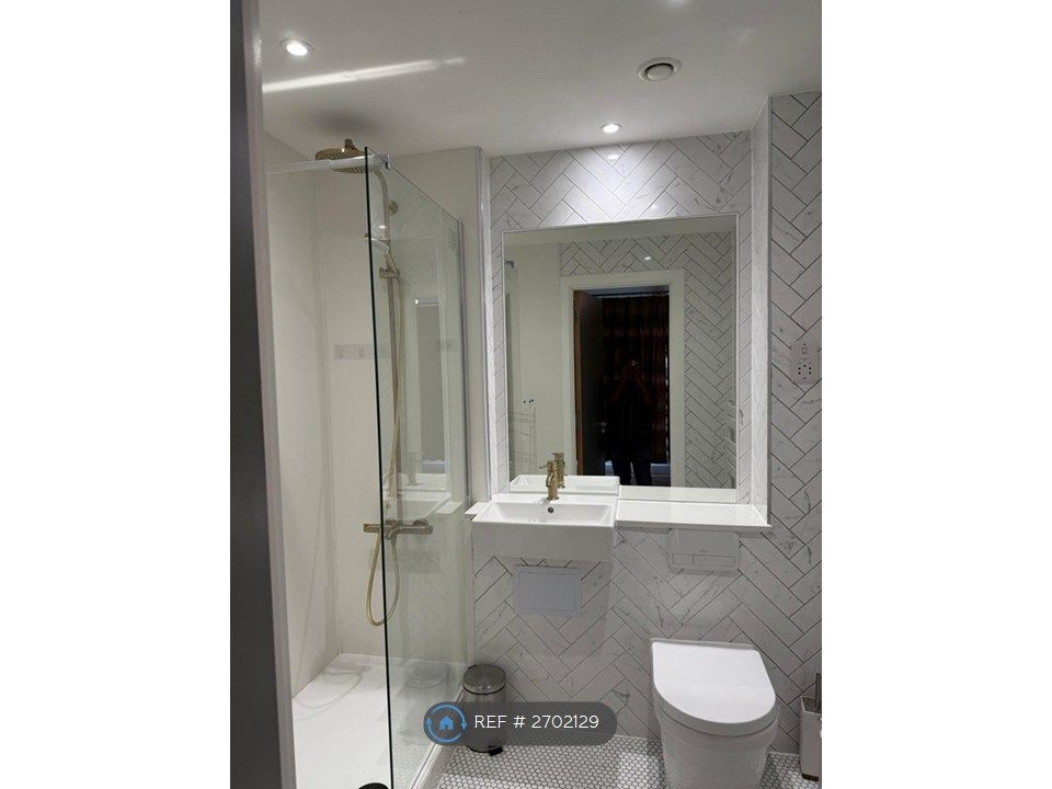 Property photo 2 of 6 En-Suite Shower