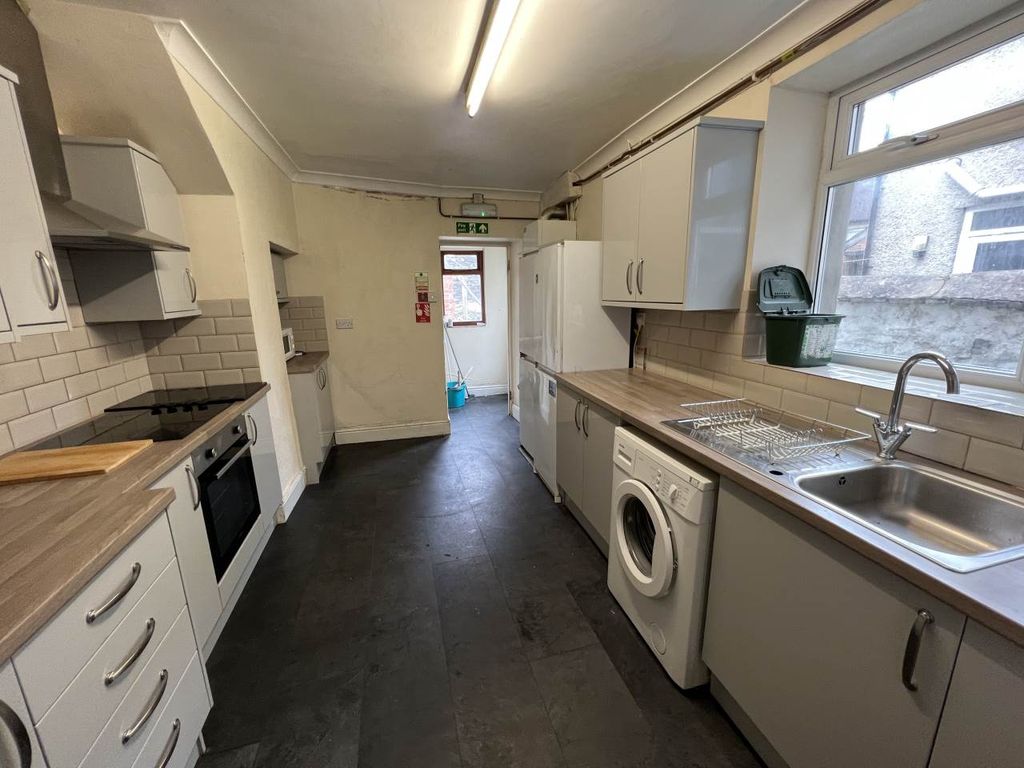 Property photo 3 of 10 Kitchen