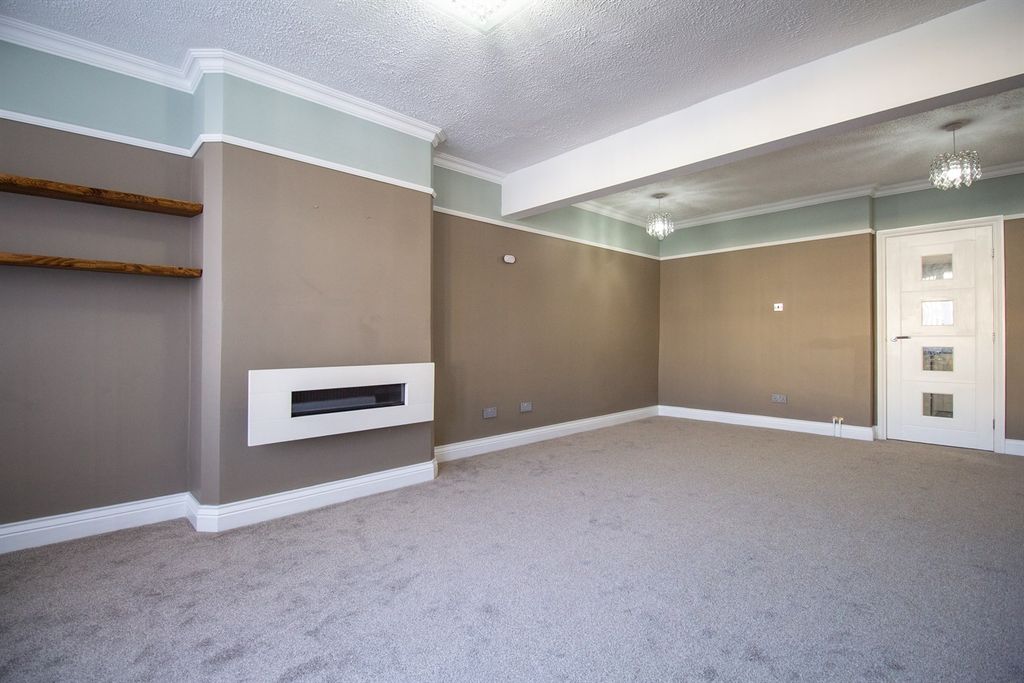 Property photo 2 of 34 Lounge