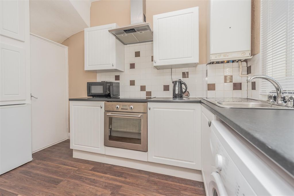 Property photo 3 of 13 Fitted Kitchen: