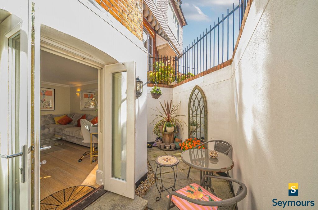 Property photo 3 of 16 Courtyard