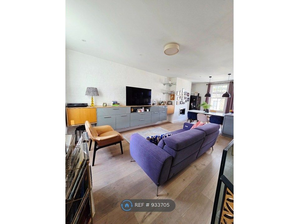 Property photo 3 of 19 Lounge