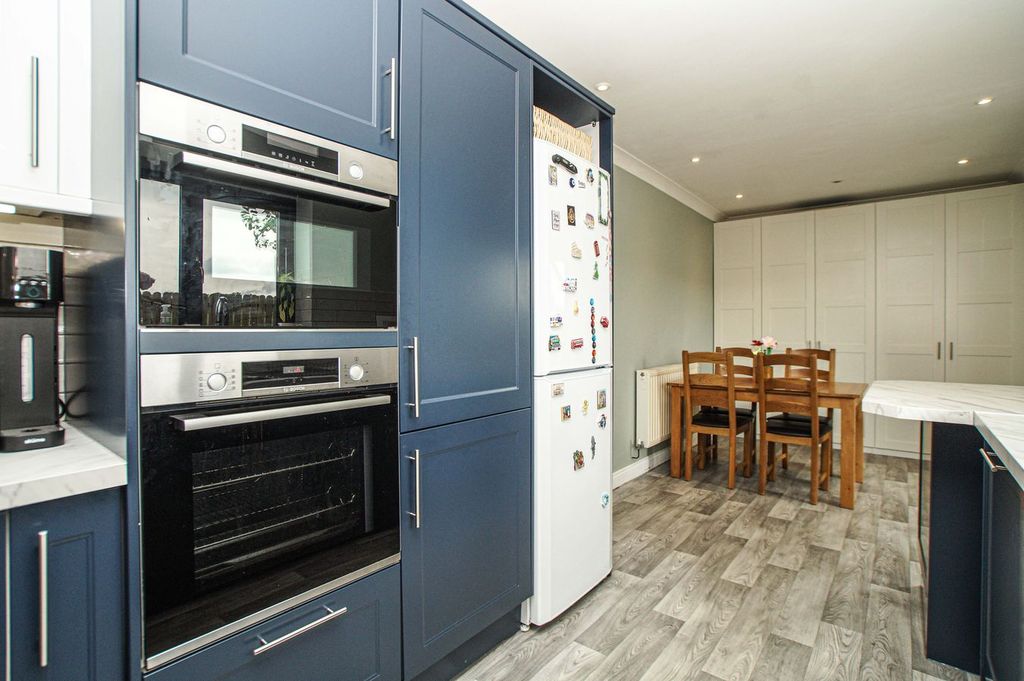Property photo 3 of 19 Dining Kitchen