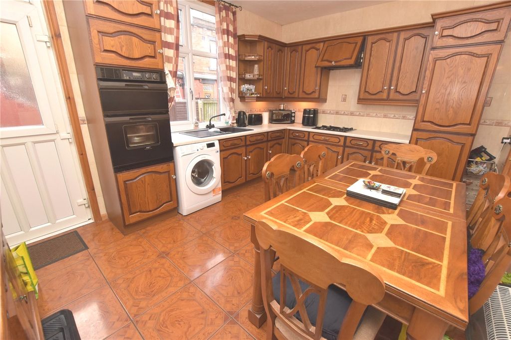 Property photo 3 of 17 Kitchen