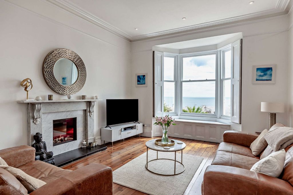 Property photo 3 of 15 Sitting Room