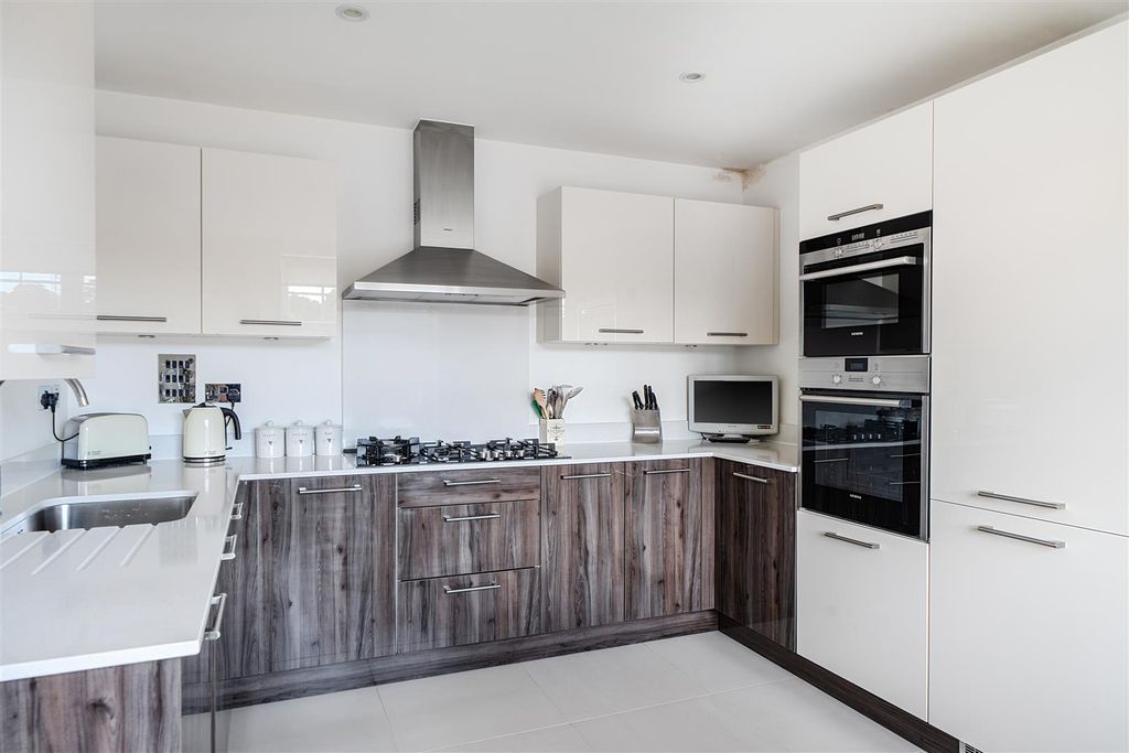 Property photo 3 of 24 Kitchen/Breakfast Room