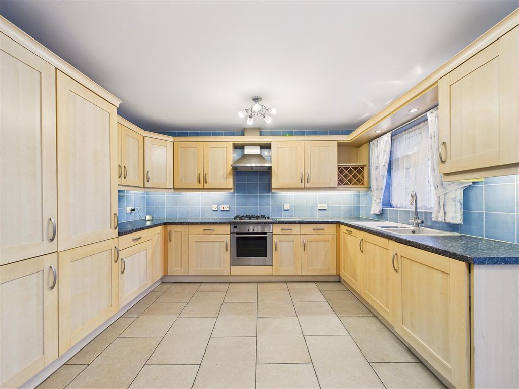 Property photo 2 of 14 Cam03303G0-Pr0301-Still013.Jpg