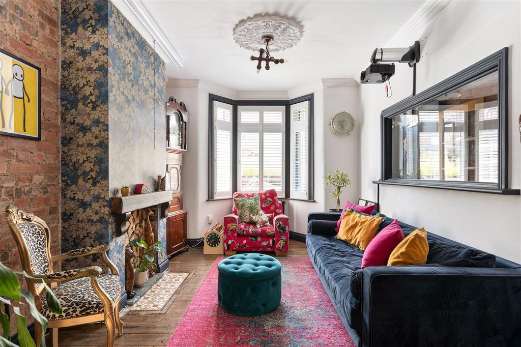 Property photo 2 of 43 Farmer Road, E10