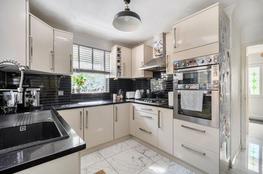 Property photo 3 of 13 148406656A3Eceb5Cade3