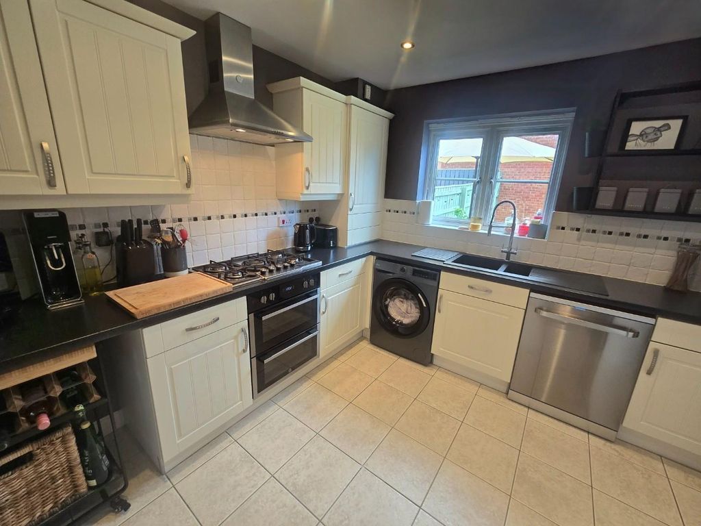 Property photo 3 of 21 Kitchen