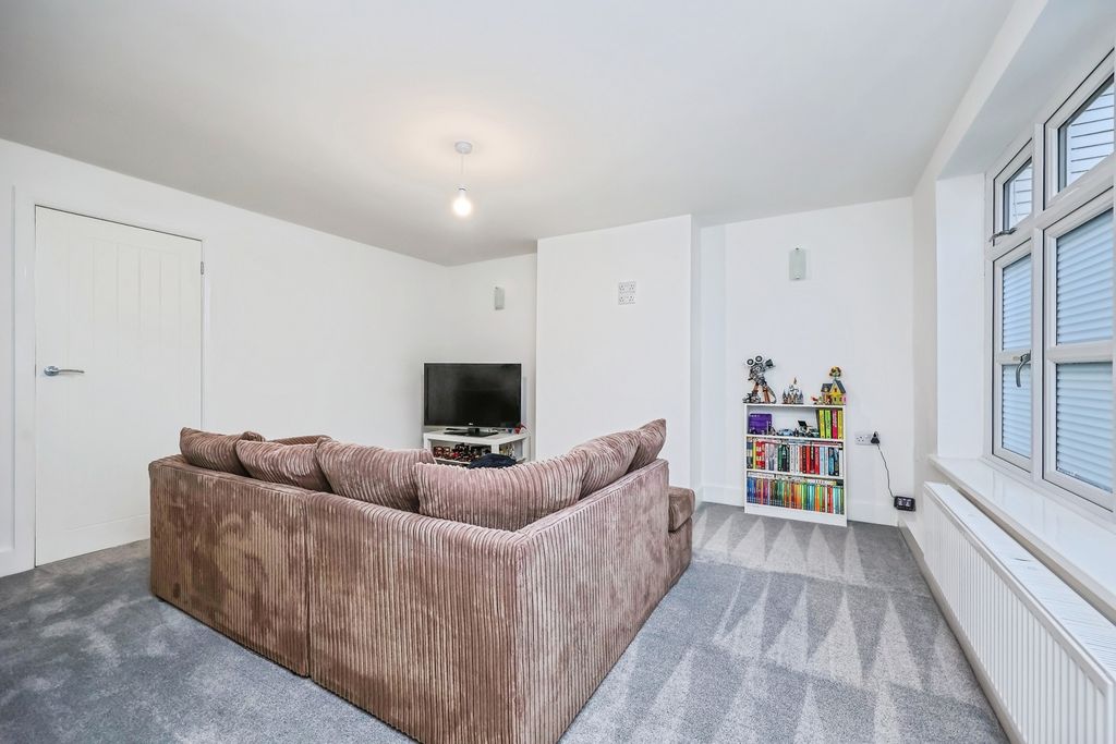 Property photo 3 of 17 Lounge