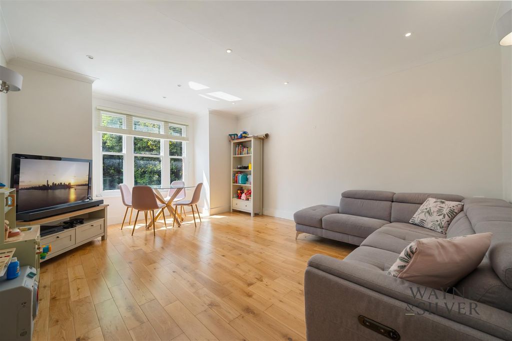 Property photo 1 of 10 Holly Hill, Nw3