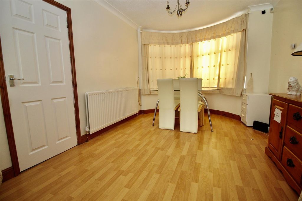 Property photo 3 of 19 Through Lounge