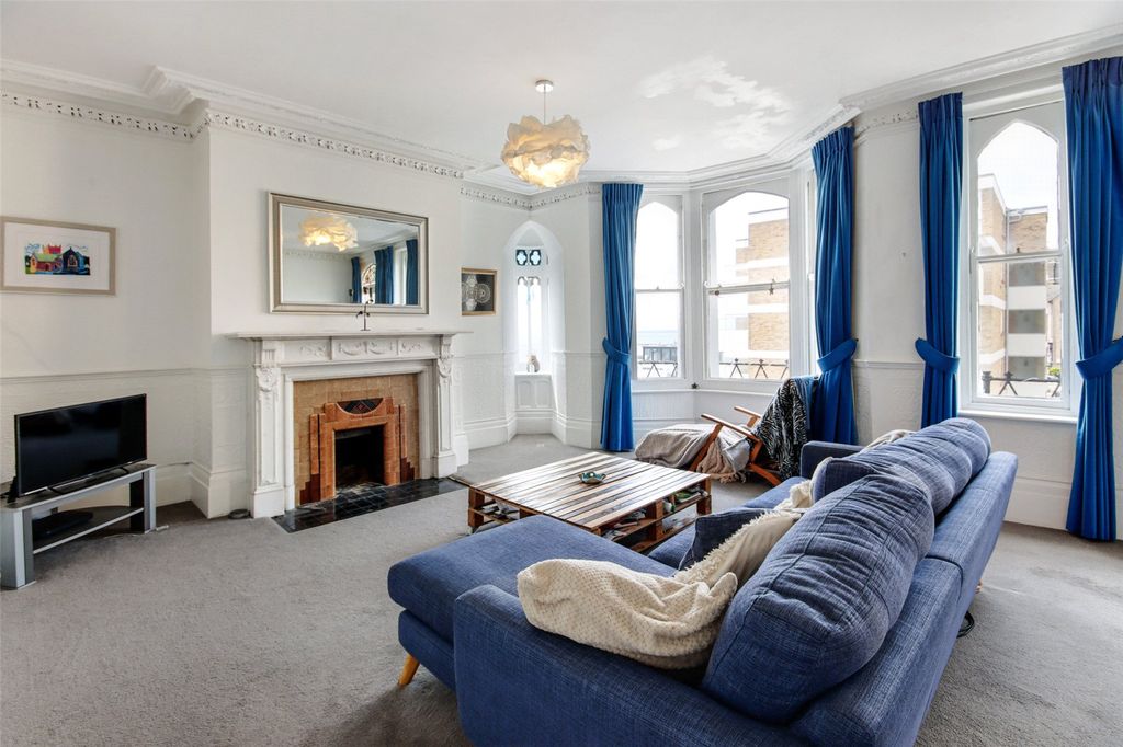 Property photo 2 of 18 Sitting Room