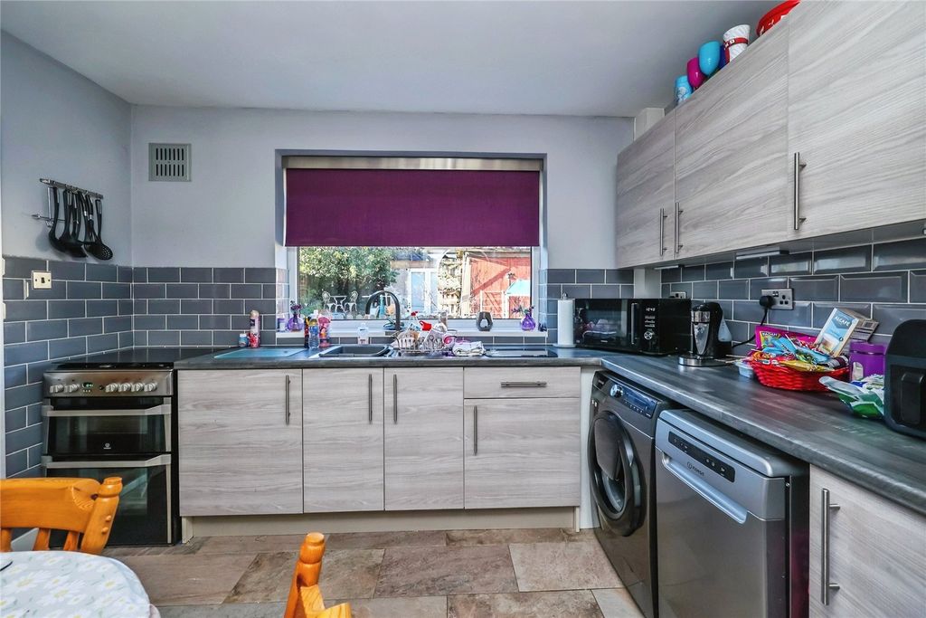 Property photo 2 of 21 Fitted Kitchen