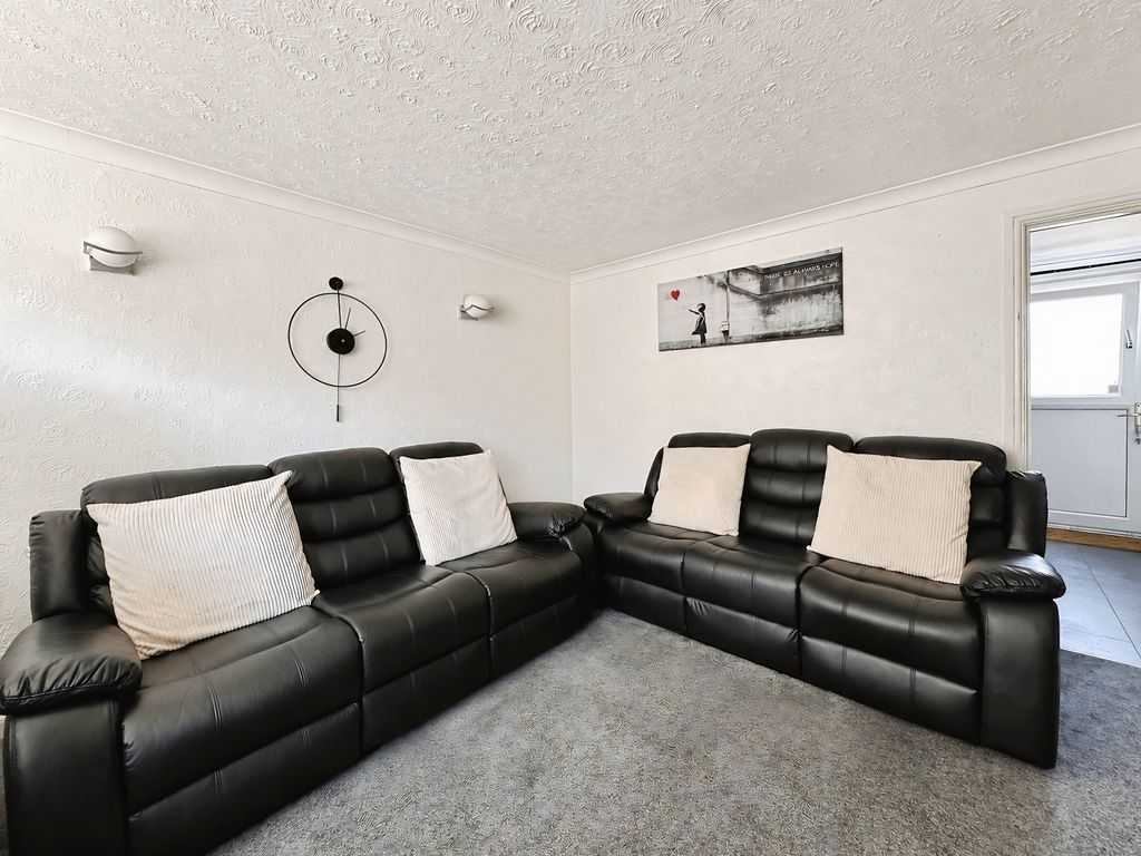 Property photo 3 of 12 Lounge