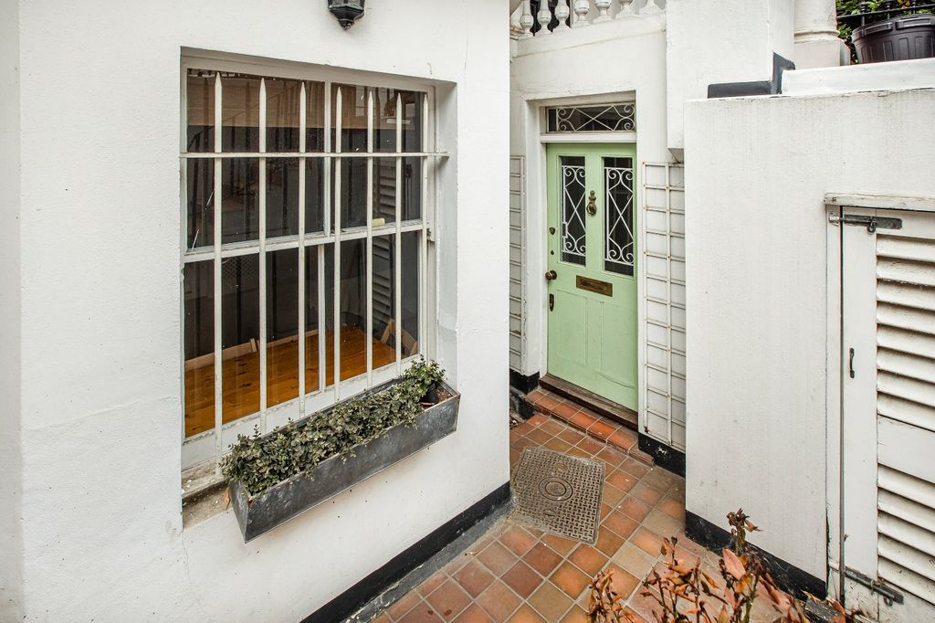 Property photo 2 of 18