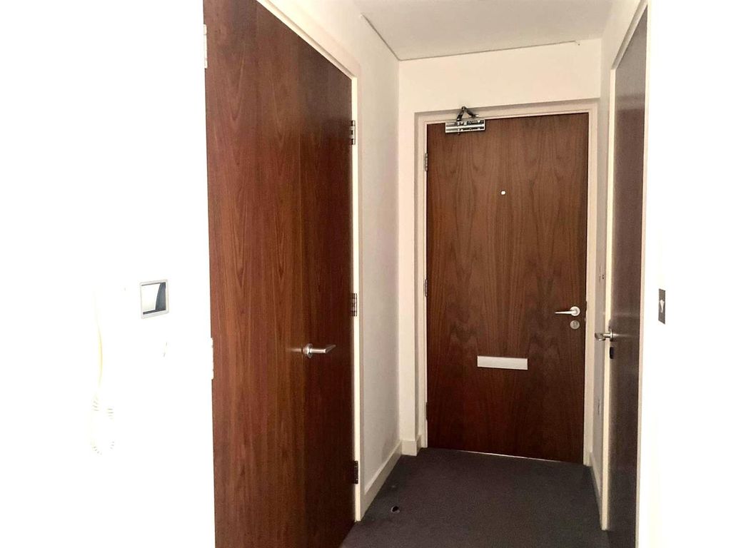 Property photo 2 of 14 53 Princes Dock Hallway 1 2023.Jpg